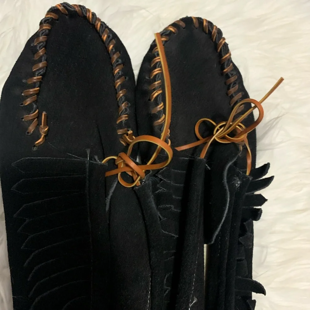 Vintage black moccasins with brown trim and black fringe, Size 9 - Picture 2 of 7
